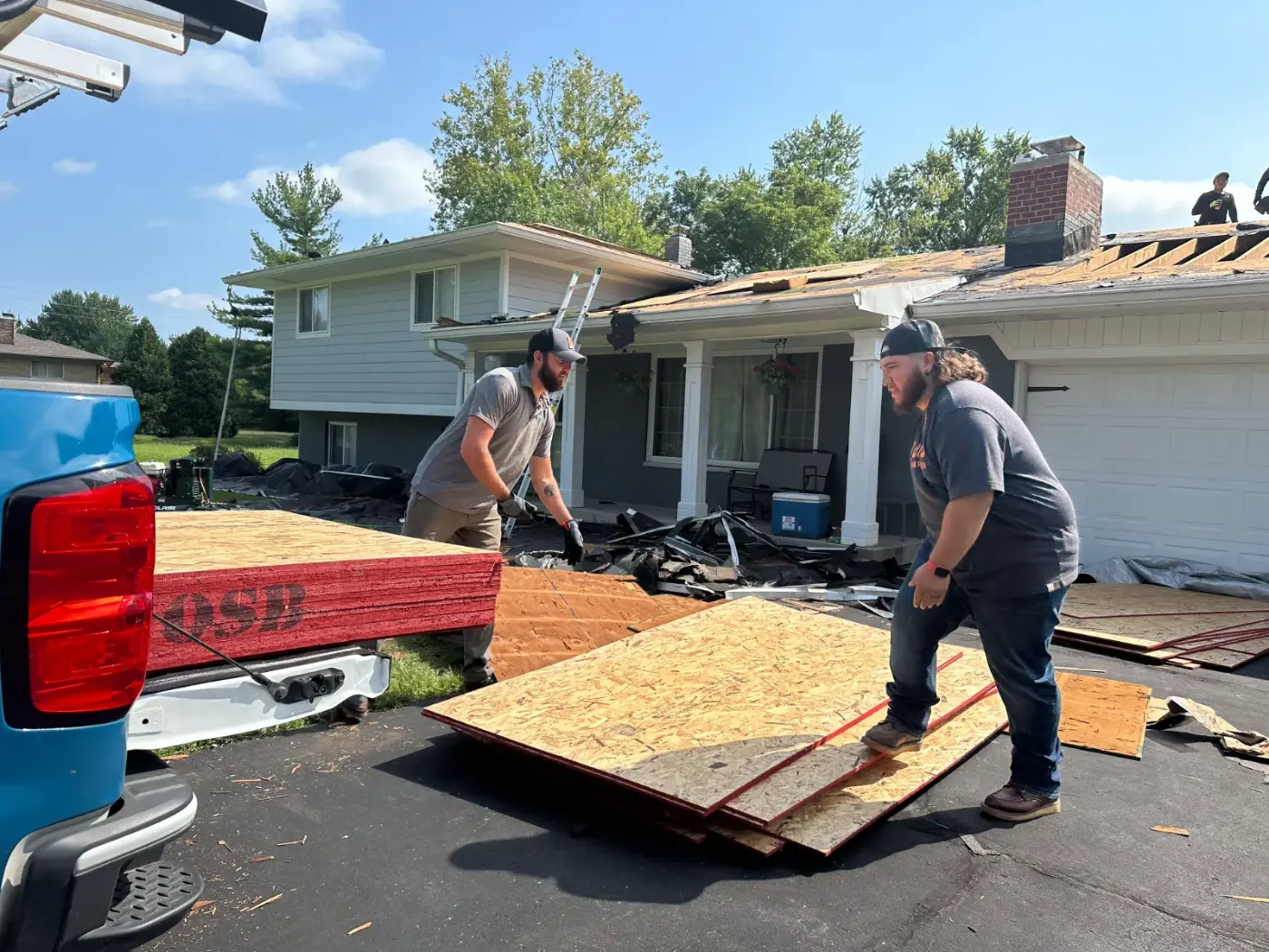 Roofing crew in Nora
